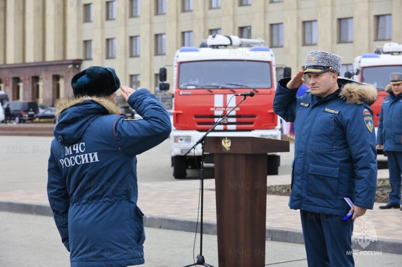 Глава МЧС России Александр Куренков вручил пожарным и спасателям Ставрополья ключи от новой техники