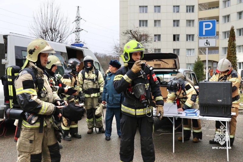 И пожар ликвидировали и людей спасли, к счастью условно